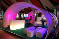 Beleuchtete Lounge bei der Bosch World Conference 2011 (Foto: b&b eventtechnik)