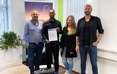 Bild ABEL ReTec; Karim Ismacil Ausbildung zur Elektrofachkraft; v.l.n.r.:
Roland Huber Geschäftsführer ABEL ReTec, Karim Ismacil, Elektrofachkraft, Teresa Lohner kaufm. Abwicklung, Ulrich Unterforsthuber Leiter Projektabwicklung, Prokurist