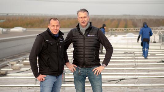 Managing Director Frank Hoffmann (right in the picture) and Plant Manager Felix Abel (left) are pleased about the rapid progress of work on the second expansion stage of the Wunderlich photovoltaic system