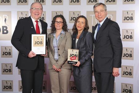 Verleihung des Top-Job-Siegels in Duisburg: (v.l.n.r.) Rüdiger Zeyen (Vorstandsvorsitzender CONET Group), Nicole Goebel (Ausbildungsleiterin CONET), Sabine Schmitt (Leiterin Personal CONET) sowie Top-Job-Schirmherr und Bundeswirtschaftsminister a.D. Wolfgang Clement / Bild: CONET