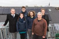 WEMAG-Vertriebsleiter Michael Hillmann, die WEMAG-Projektleiter Maren Böther und Martin Walther sowie die Geschäftsführer der Energie GbR Stattschule Malte Willms, Thomas Luckow und Tobias Schlegelmilch (v.l.) / Foto: WEMAG/Rudolph-Kramer