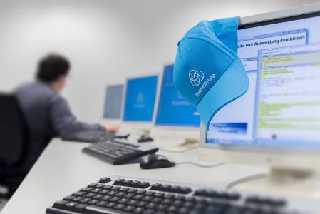 Logik „Ja“, Small-Talk „Nein“: David Müller hat das Asperger Syndrom und meistert seine Ausbildung im IT-Bereich bei thyssenkrupp.