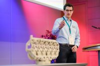 Jochen Wendling von BMW präsentierte in seiner Keynote eine AM-Innovation aus dem Automotive-Bereich. Mit dem anorganischen 3D-Druck von Sandkernen für die Motorenproduktion setzt der Fahrzeughersteller einen Benchmark in der automobilen Serienfertigung