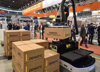 Gerade in den Beta-Test gestartet: Der Dematic FlexTruck, hier mit Roboterarm-Aufbau (Foto: Dematic)
