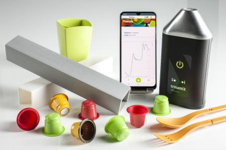 Mobile Nah-Infrarot-Spektroskopie Lösung von trinamiX: Mit Hilfe der Kombination aus handlichem Messgerät, intelligenter Datenanalyse und mobiler App lassen sich Kunststoffe genau bestimmen und unterscheiden