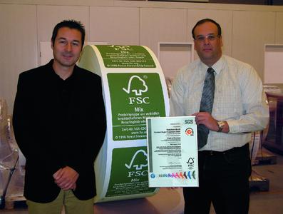 FSC-Beauftragter Folker Neetzow und Koopmanndruck-Geschäftsführer Knut Winneckens (von rechts nach links) freuen sich über die erfolgreiche Zertifizierung.