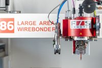 Für einen integrierten, vollautomatischen Reinigungsprozess ist die quattroClean-Düse beispielsweise am Bondkopf der Bondmaschinen der Serie 86 für großflächige Batterie-Packs montiert und in die Maschinensteuerung eingebunden.