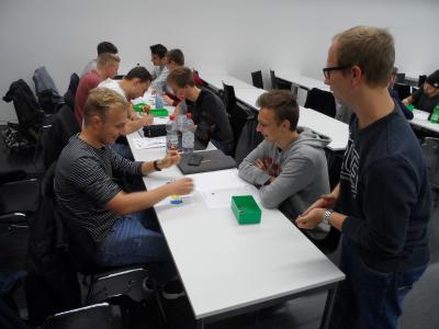 Nachhaltig interessiert: Studierende der Hochschule Aalen beim Planspiel, Bild: © Hochschule Aalen / Mohammad Shbeilat
