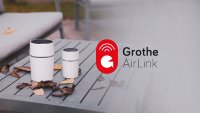 Links sind die CALIMA-Funkgongs auf einem Tisch stehend zu sehen, rechts das Grothe AirLink-Logo.