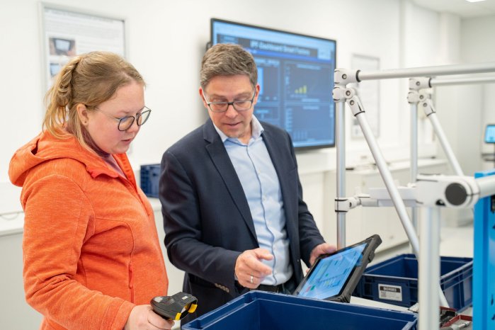 csm_202605_Smart_Factory_Studentin_Prof_Copyright_HSB-Louisa_Windbrake_1a3b79d388.jpg