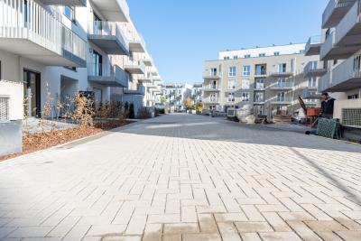 Neben fertig angelegten Grünbereichen und Belagsflächen befinden sich die Ausführungsarbeiten im rechtsseitigen Innenhofbereich noch in vollem Gange. Quelle: Straßen- und Tiefbau Urban GmbH