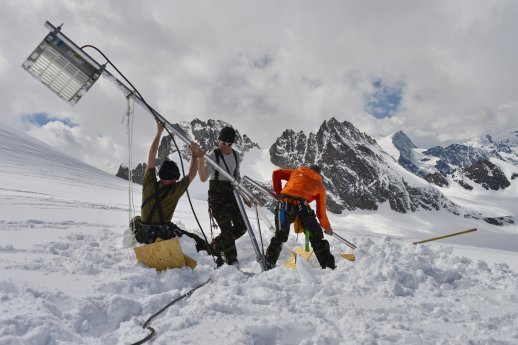 11-pdg_drei-personen-im-hochgebirge.jpg