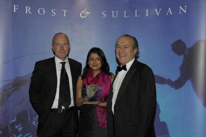 Award Frost&Sullivan_Überreichung1.jpg
