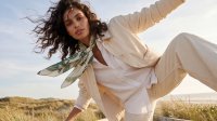 Ein Produktfoto genügt, um Model, Styling, Pose und Setting zu wählen, Bilder und Videos zu generieren und weiter zu bearbeiten.