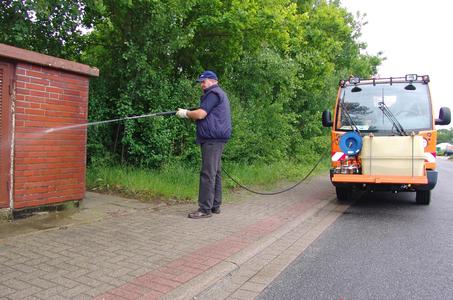 Vorne mit Wasserdruck: Vorbau-Hochdruckreiniger auf dem Multicar M 27.