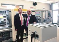 Im Rahmen des Innovationstags 2015 Anfang Oktober in Kaiserslautern begrüßte Prof. Dr. Ing. Dr. h.c. Detlef Zühlke (rechts im Bild), Vorstandsvorsitzender der SmartFactory-KL, Rittal als 40. Mitglied der Initiative, hier vertreten durch Uwe Scharf (links), Geschäftsbereichsleiter Produktmanagement bei Rittal.