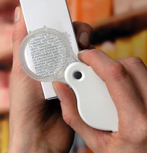 Größer sehen bringt Durchblick beim Einkaufen. Die weltweit erste ganzheitlich ergonomische Taschen-Lupe kommt aus Franken. Die ERGO-Pocket ist ein wertvoller kompakter Helfer gegen das Kleingedruckte im Alltag. Bild: Schweizer Optik.