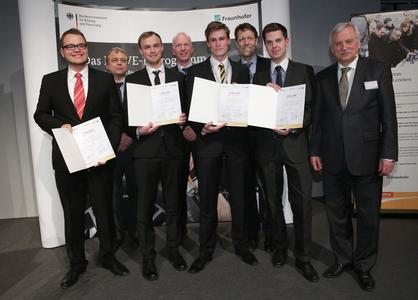 Verleihung der DRIVE-E-Studienpreise 2013 in Dresden. V.l.n.r.: Preisträger Arne Brix (TU Dresden), Prof. Dr. Lothar Frey (Institutsleiter Fraunhofer IISB), Preisträger Stephan Leppler (TU Berlin), Prof. Dr.-Ing. Bernard Bäker (Geschäftsführender Institutsdirektor Institut für Automobiltechnik Dresden - IAD), Preisträger Morten Wetjen (Westfälische Wilhelms-Universität Münster), Staatssekretär Dr. Georg Schütte, Preisträger Julian Timpner (TU Braunschweig) und Prof. Dr. Ulrich Buller (Vorstand Forschungsplanung Fraunhofer-Gesellschaft)