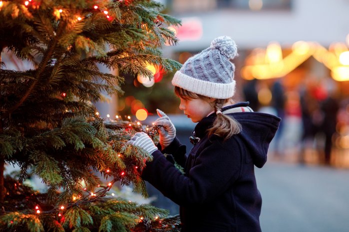 Pressefoto_Weihnachtsbaum mit Lichterketten_02.jpg