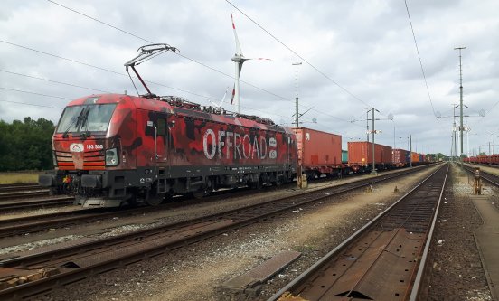 TX Logistik_Containerzug mit Offroad-Lokomotive_Samy Grewe.jpg