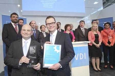 Den Pokal und die Urkunde fest in der Hand: INDUSTRIEPREIS 2012 - Sieger Antriebs- & Fluidtechnik, KSB AG: Dr. Thomas Paulus (l.) und Daniel Gontermann