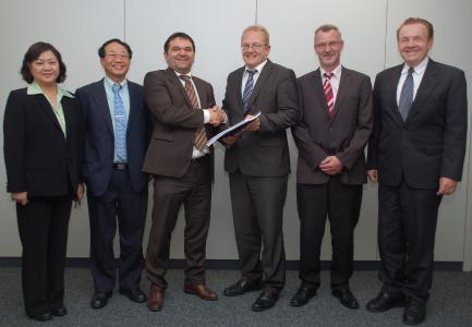 Vertragsunterschrift in Ulm. v.l.n.r.: Senior Director EPI, P. Vitoorapakorn, President EPI, Dr. P. Vitoorapakorn, Geschäftsführer AEROFLEX Europe GmbH, R. Baumann, Geschäftsführer FIRO GmbH, M. Alz, Geschäftsführer Wagu Gummitechnik GmbH, S. Baier, Managing Director AEROFLEX USA, J.Sentell