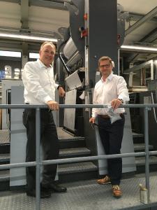 Frank Denninghoff, Geschäftsführer von Gräfe Druckveredelung, und Roland Seidl, Head of Sales Germany bei Kurz, im Druckveredelungsbetrieb von Gräfe (Foto: Kurz)