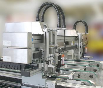 In the dispensing module of ecoContact, the conductive adhesive is applied using two dispensing heads at speeds of between 40 and 70 mm per seconds with continuous monitoring of the needles.