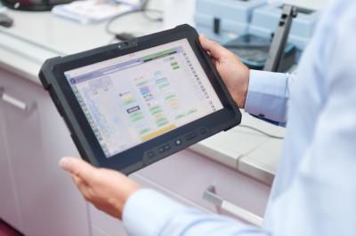 Die gesamte 4-stöckige Lackieranlage in Haiger lässt sich mit dem Tablet steuern / Quelle Rittal GmbH & Co. KG