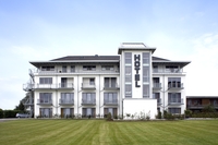 Die strahlend weiße Fassade des 2007 eröffneten Hotels Till-Moyland wird durch das neu entwickelte CaparolCleanConcept langfristig vor Verunreinigungen geschützt. 