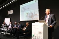 Mit seinem Impulsvortrag leitet Roland Koch, der Vorstandsvorsitzende der Bilfinger SE, die Podiumsdiskussion zum Thema 