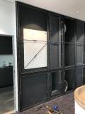Einblick in den Unterbau: Richter Metallbau erstellte eigens für die hier sichtbaren Rahmen spezielle Unterkonstruktionen, um etwaige Wandunebenheiten auf drei Achsen ausgleichen zu können / Bild: Richter Metallbau, www.richter-mb.de
