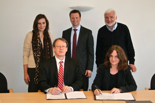 Foto Vertragsunterzeichnung ZNES.jpg