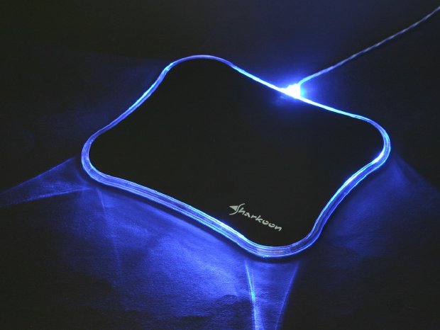 Sharkoon Luminous Mousepad_dark.jpg