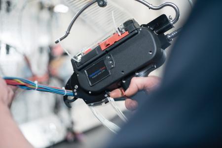 The Autotool 2000 CPK offers process-reliable automatic cable tying and can be operated via menu navigation in over 20 languages