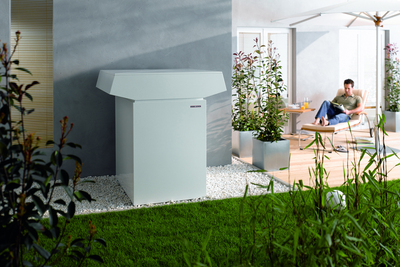 Gemütlich die Füße hochlegen und Horror-Schlagzeilen über Gas- und Ölpreisschocks gelassen ignorieren: Wärmepumpen-Nutzer ? hier eine im Garten aufgestellte Luft-Wasser-Wärmepumpe WPL von STIEBEL ELTRON