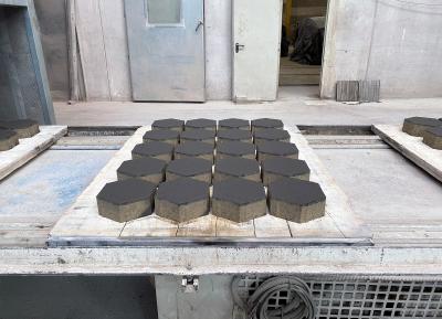 Das neue Zusatzmittel Murasan Hydrotech 802 der MC-Bauchemie eignet sich für die Herstellung von Betonwaren aus erdfeuchtem Beton. Es erhöht die Robustheit des Betons gegenüber Wasserschwankungen und sorgt für eine ausgezeichnete Grünstandfestigkeit auch bei erhöhten Wassergehalten. Dies führt zu einer schnelleren Produktionsgeschwindigkeit und unter gewissen Voraussetzungen zu einem verbesserten Hydratationsgrad des Zements und damit auch zu höheren Druckfestigkeiten.
