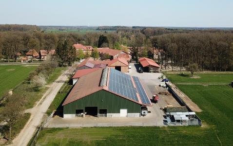 Der Gerkenhof in Kirchlinteln setzt auf Eigenversorgung mit PV und Windenergie (Foto: Laudeley)