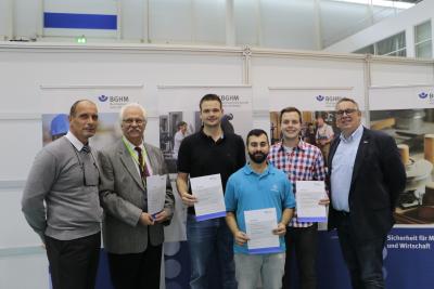 Die Auszubildenden der Thyssenkrupp Rothe Erde GmbH mit ihrem Projektpaten Andreas Deutsch (2. v. l.) bei der Übergabe des BGHM-Sicherheitspreises mit Maik Dettlaff (BGHM, ganz links) und Bernhard Wagner Vorsitzender der Vertreterversammlung der BGHM (ganz rechts). Quelle: BGHM