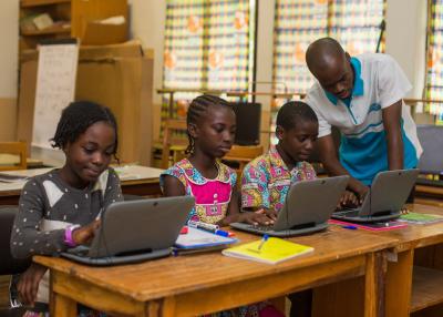 Elfenbeinküste – SOS-Schule Abobo Gare: Die Arbeit der SOS-Kinderdörfer ist weltweiten lokalen Bedürfnissen und Kontexten sowie aktuellen Entwicklungen angepasst. In einer zunehmend vernetzten Welt und in Anbetracht der gegenwärtigen Pandemie sind daher Themen wie eine digitale Bildung und der Zugang zu E-Learning-Angeboten von großer Relevanz