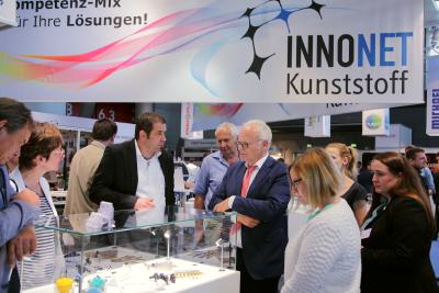 Der INNONET Kunststoff Messestand auf der Moulding Expo erntete anerkennende Blicke vom Enztäler Landrat Karl Röckinger bei seinem Rundgang mit einer Besucherdelegation aus der Region Nordschwarzwald, Bildquelle: INNONET Kunststoff/Holger Rothfuss