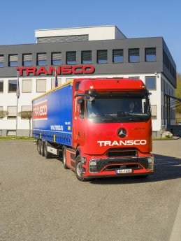 Elektro_Lkw_vor_TRANSCO_Gebäude.jpg