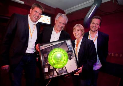 (v.l.n.r.): Konstantin Kruse (Head of Sales International, innovaphone AG), Stefan Brämberg (Vice President Technology, Ascom Sweden AB), Dagmar Geer (Vorstandsvorsitzende, innovaphone AG), Guntram Diehl (Technical Director/Vorstand, innovaphone AG) mit dem Geschenk von Ascom Sweden für innovaphone