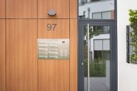 Mauerdurchwurf-Anlagen erschienen wie Unterputz-Anlagen (inklusive eines Abdeckrahmens) – nur ist die Front hier an einer Außenmauer, die Entnahme erfolgt rückseitig vom Gebäudeinneren aus.