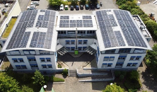 Nachhaltige-Stromerzeugung-durch-Photovoltaik-Anlage-bei-VARIO-0522.jpg