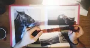 Analoger Film wird betrachtet