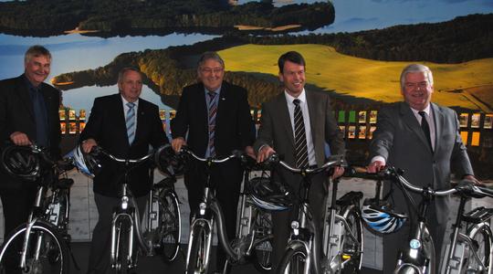 Biosphärenreservatsamtsleiter Klaus Jarmatz, Umweltminister Dr. Till Backhaus, Lebenshilfe Geschäftsführer Joachim Grätsch, WEMAG-Vorstandsmitglied Caspar Baumgart und Bürgermeister Klaus Draeger (v. li.) bei der Übergabe der Elektrofahrräder. Foto: Biosphärenreservatsamt/Müller