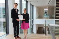 Jan Braunwarth, 18-jähriger Abiturient aus Assamstadt, ist Preisträger des WITTENSTEIN-Stipendiums 2018 – hier mit Dr. Anna-Katharina Wittenstein, Vorstand der WITTENSTEIN SE, in der Innovationsfabrik in Igersheim-Harthausen