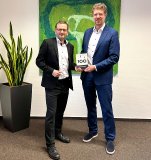 Die beiden Geschäftsführer Thomas Armbruster und Dirk Neumayer mit der TOP 100 Auszeichnung
