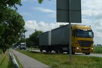 Die durch den Schwerlastverkehr stark belastete  B 211